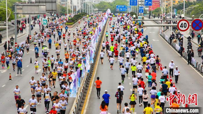 三万名跑者穿越水墨桂林山水，感受山水与人文