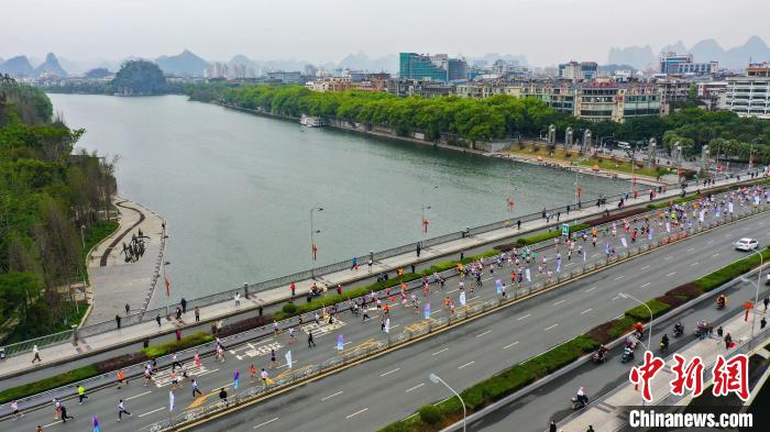 三万名跑者穿越水墨桂林山水，感受山水与人文
