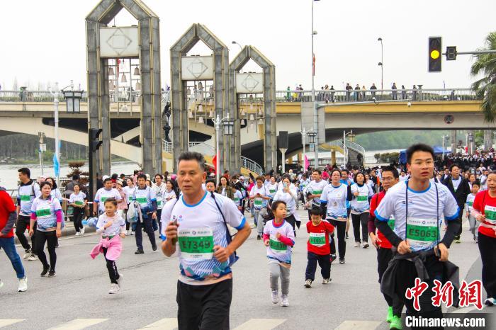 三万名跑者穿越水墨桂林山水，感受山水与人文