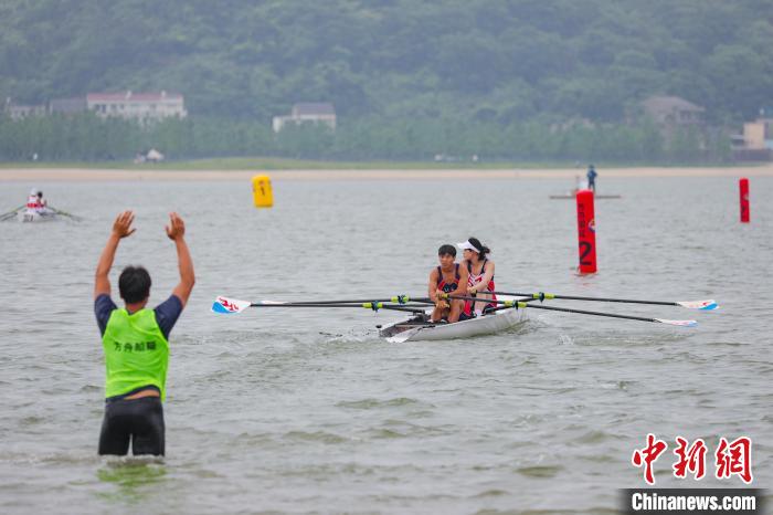 海岸赛艇热潮在浙江临海正式开启:2024年培生杯