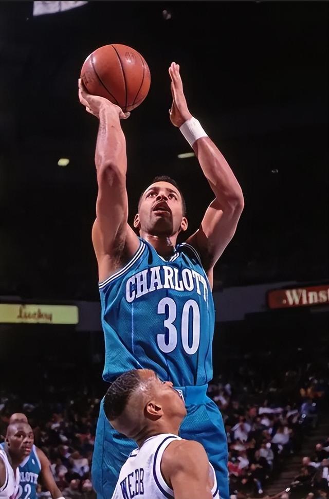 库里家族荣耀时刻：父亲球衣退役仪式引感慨