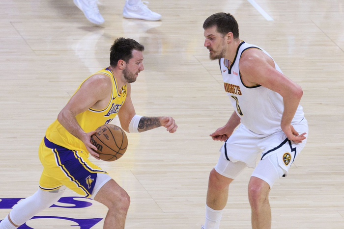 湖人加时力克掘金 老詹转型蓝领助力团队胜利