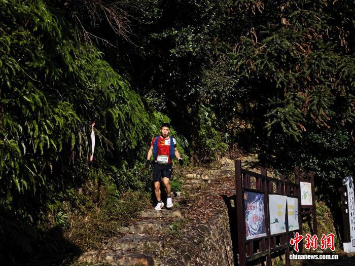 莲都越野100挑战赛开跑 近1200跑者山水间竞速