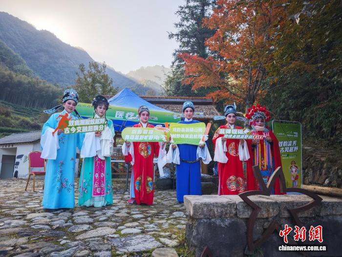 莲都越野100挑战赛开跑 近1200跑者山水间竞速