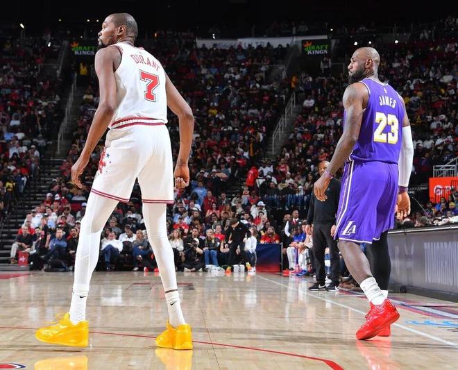 残阵湖人迎战火箭 詹姆斯单核扛起季后赛最后征