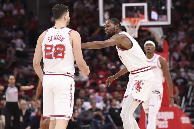 残阵湖人迎战火箭 詹姆斯单核扛起季后赛最后征