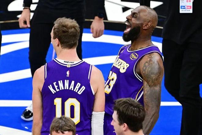 残阵湖人迎战火箭 詹姆斯单核扛起季后赛最后征