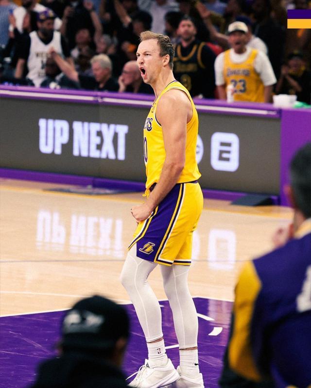 湖人主场力克火箭 詹姆斯13助攻创季后赛单节纪